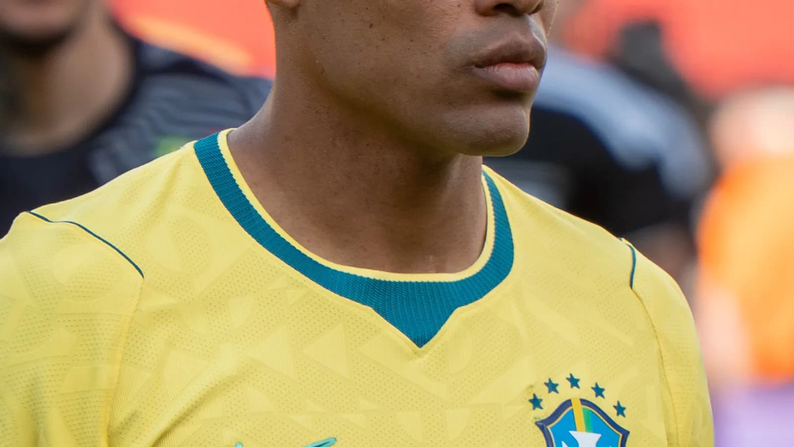 Alex Sandro em campo durante partida pela Seleção Brasileira