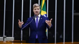O deputado federal Marcel van Hattem discursa na tribuna da Câmara dos Deputados