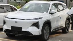 SUV elétrico branco da Geely Galaxy exposto em pátio