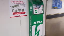 Desfibrilador automático externo (DEA) instalado na parede de uma estação de metrô
