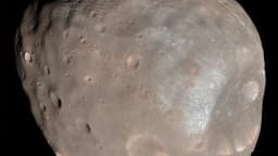 Phobos, a maior lua de Marte, fotografada por sonda da Nasa