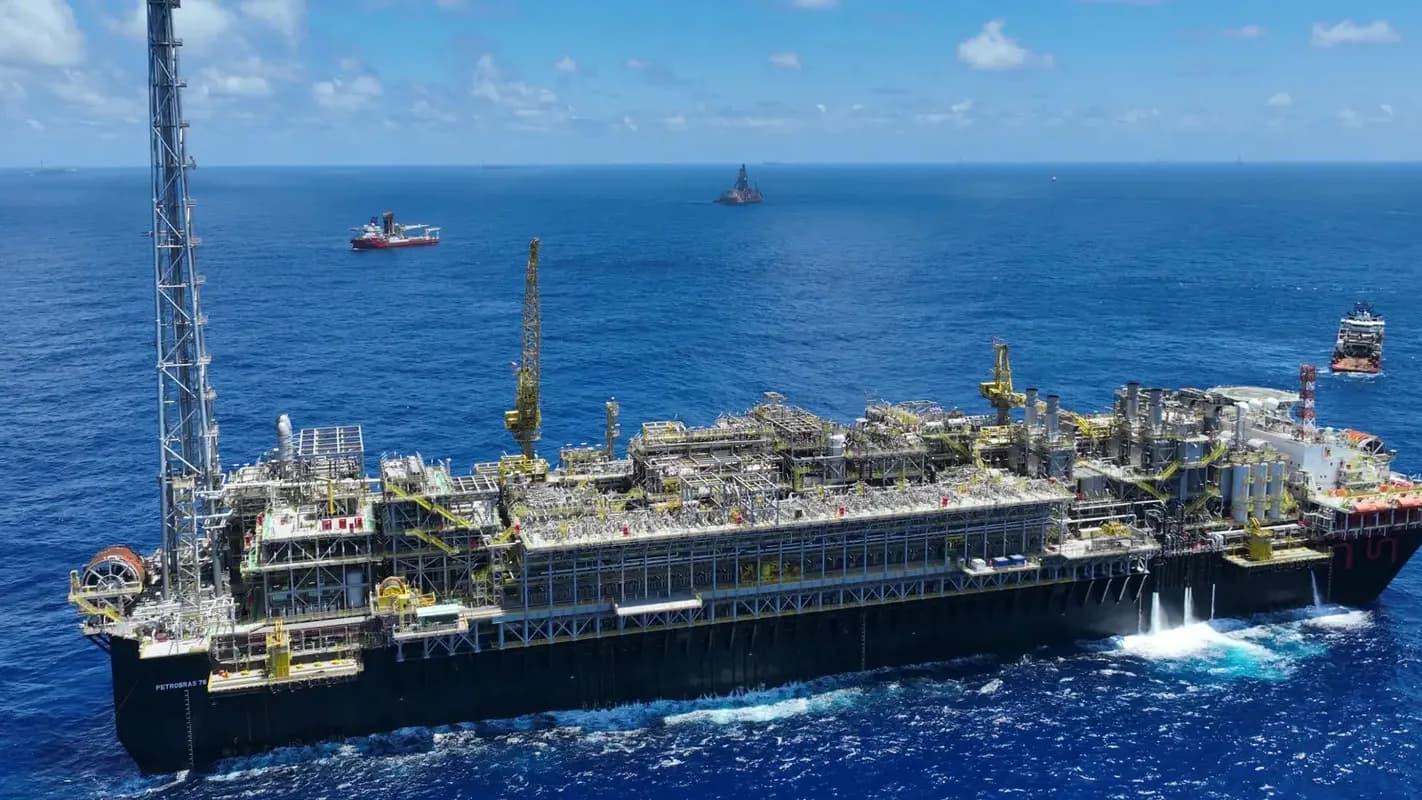FPSO Petrobras 78 em alto-mar, unidade de produção e escoamento de petróleo