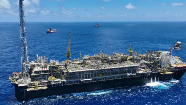 FPSO Petrobras 78 em alto-mar, unidade de produção e escoamento de petróleo