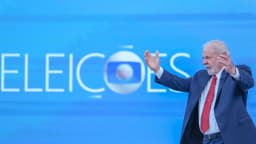 Lula acena em debate presidencial da TV Globo em foto de arquivo de 2022