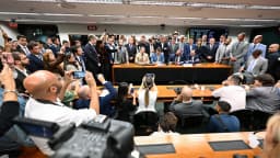 Deputados reunidos em sala de comissões da Câmara dos Deputados, em Brasília