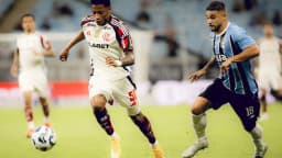 Jogador do Grêmio disputa a bola com adversário do Flamengo durante partida do Campeonato Brasileiro