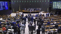 Plenário da Câmara dos Deputados movimentado durante sessão em Brasília