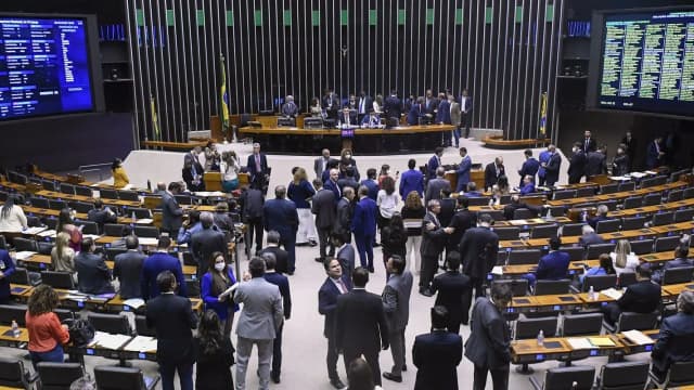 Plenário da Câmara dos Deputados movimentado durante sessão em Brasília