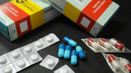 Cartelas de comprimidos e caixas de medicamentos genéricos, imagem ilustrativa de arquivo