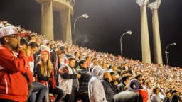 Torcida do São Paulo lotando a arquibancada do estádio à noite
