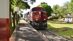 Locomotiva à frente de um trem de carga em ferrovia no interior do Brasil, imagem ilustrativa da malha ferroviária