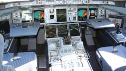 Cabine de comando de um Airbus A380, com painéis e instrumentos de voo
