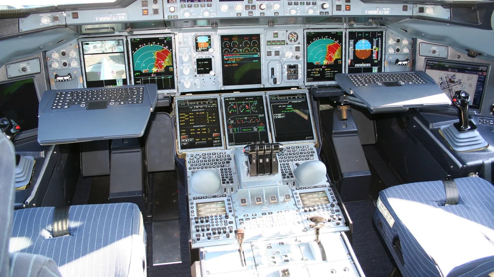 Cabine de comando de um Airbus A380, com painéis e instrumentos de voo
