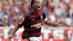 Ronaldinho Gaúcho comemora gol em campo com os braços abertos