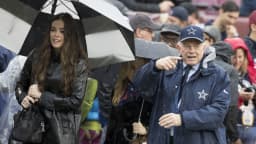 Jerry Jones, dono do Dallas Cowboys, à beira do gramado (foto de arquivo)