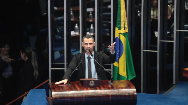 Senador Cleitinho discursa na tribuna do Senado, ao lado da bandeira do Brasil (foto de arquivo)