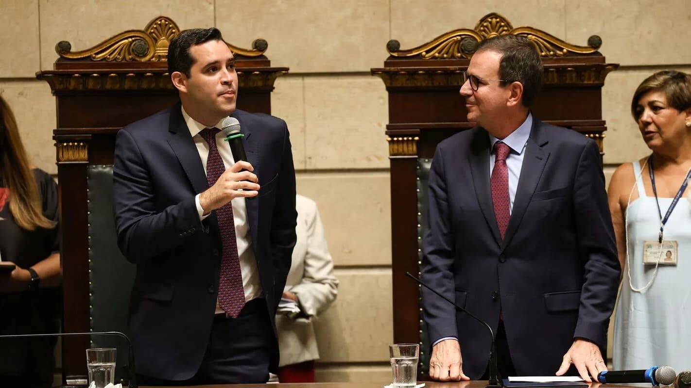 Eduardo Paes discursa em evento oficial, ao lado de outra autoridade