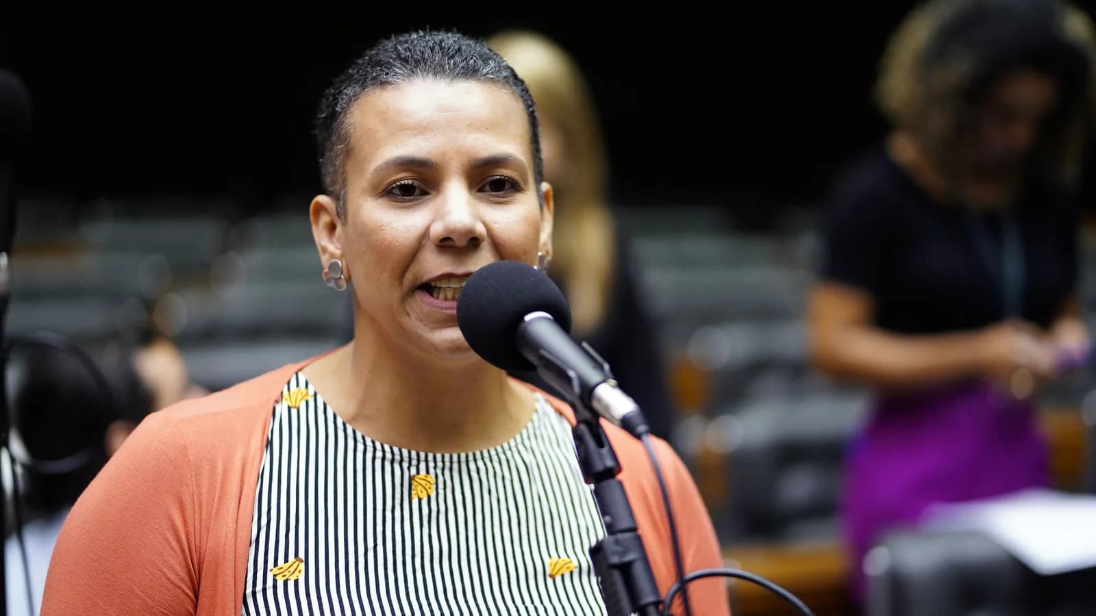 A candidata ao Senado por Minas Gerais, Áurea Carolina (PSOL), discursa no plenário da Câmara dos Deputados
