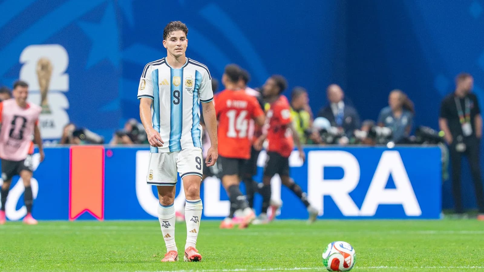 Julián Álvarez em campo com a camisa da seleção argentina durante partida da Copa do Mundo de 2026