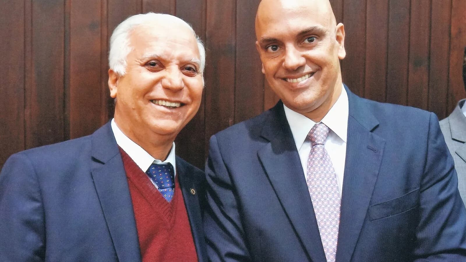 O ministro do STF Alexandre de Moraes ao lado de um desembargador em evento institucional