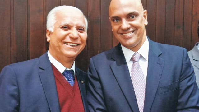 O ministro do STF Alexandre de Moraes ao lado de um desembargador em evento institucional