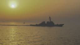 Navio de guerra americano navega ao entardecer no Estreito de Ormuz (foto de arquivo, 2020)