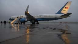 Aeronave da Força Aérea dos Estados Unidos estacionada na pista da base aérea RAF Fairford, no Reino Unido