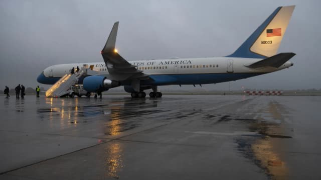 Aeronave da Força Aérea dos Estados Unidos estacionada na pista da base aérea RAF Fairford, no Reino Unido
