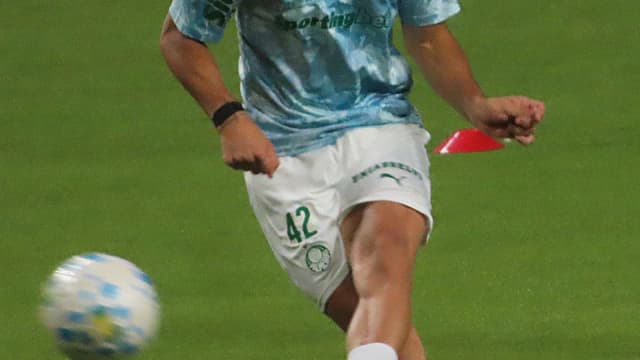 Flaco López, atacante do Palmeiras, chuta a bola em partida