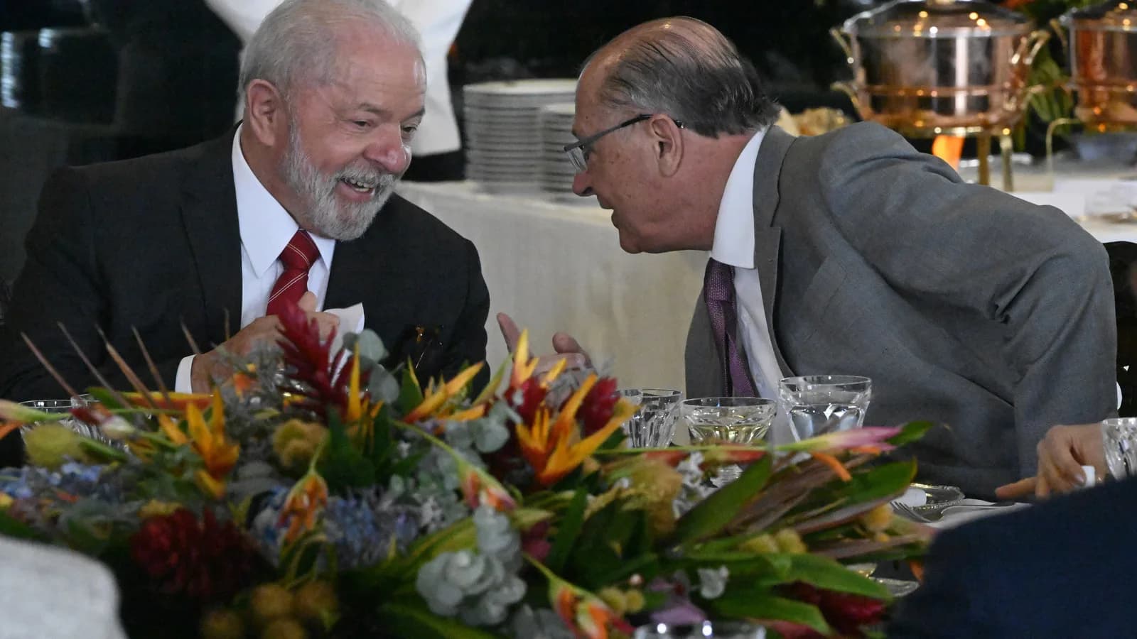 Lula sorri durante almoço oficial com autoridade estrangeira, foto de arquivo