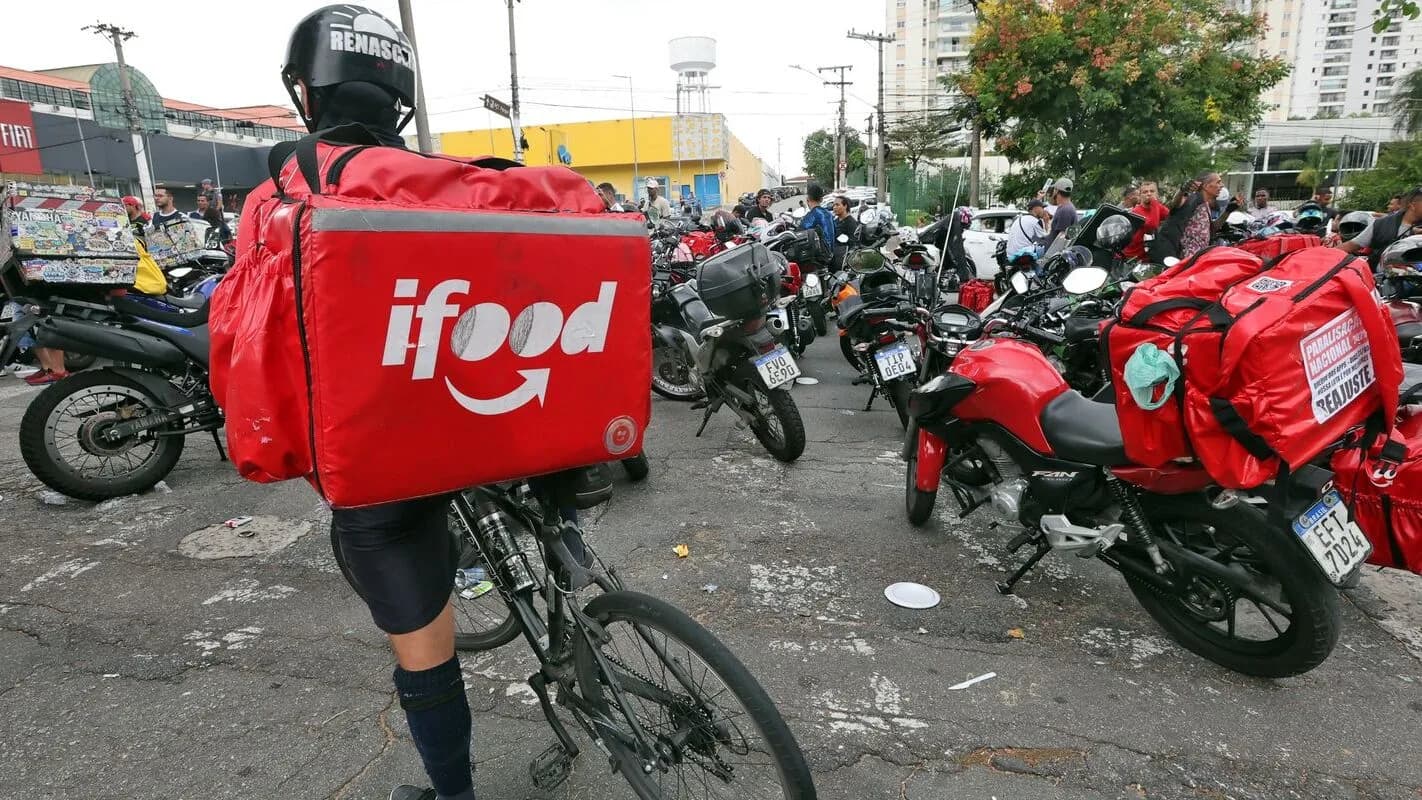Entregador de aplicativo com bolsa térmica, exemplo de trabalho por plataforma no Brasil