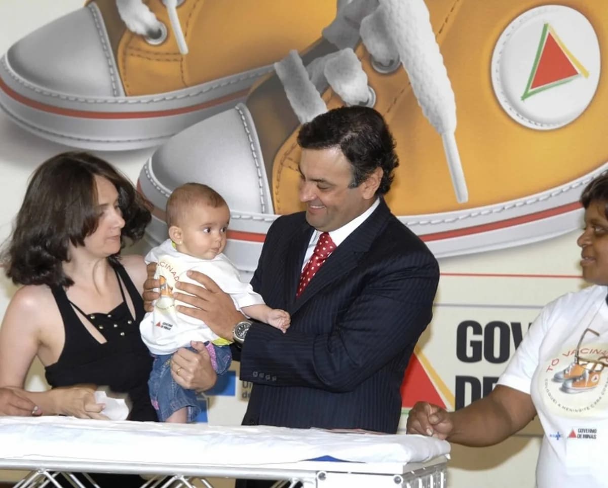 O governador Aécio Neves participou, no Palácio da Liberdade, da apresentação da primeira campanha estadual de vacinação contra a meningite meningocócica C. No dia "D" para a…