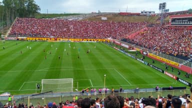 Estádio Barradão lotado durante partida do Vitória