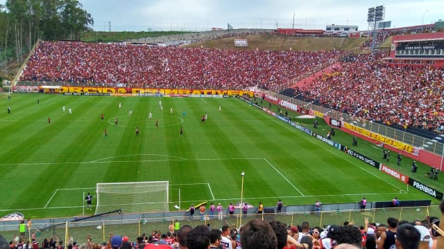 Estádio Barradão lotado durante partida do Vitória