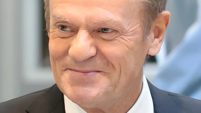 Donald Tusk, primeiro-ministro da Polônia, sorri durante evento oficial