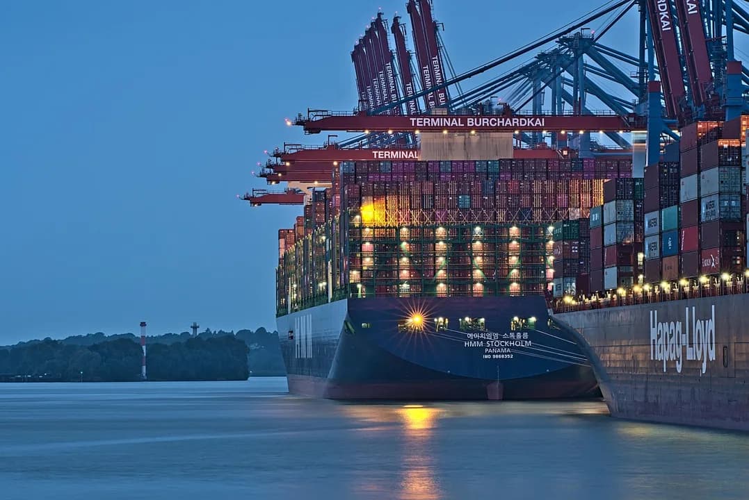 Imagem ilustrativa: port, ship, water, sea, crane, freight, export, import, nature, charge, logistics, container