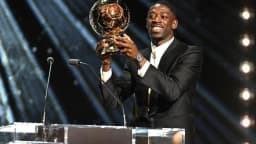 Ousmane Dembélé segura troféu em cerimônia de premiação de melhores do ano