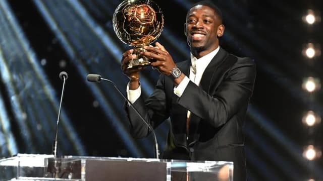 Ousmane Dembélé segura troféu em cerimônia de premiação de melhores do ano