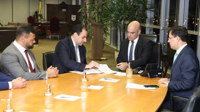 Alexandre de Moraes reunido com a cúpula da OAB, então liderada por Beto Simonetti, em encontro no STF (foto de arquivo, 2022)