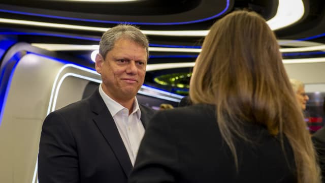 Governador Tarcísio de Freitas conversa durante evento em São Paulo