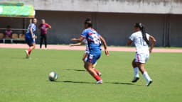 Jogadoras disputam bola durante partida de futebol feminino em imagem de arquivo na Bahia