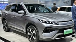 SUV BYD Song Pro DM-i cinza, mesma geração do modelo lançado no Brasil, exposto em estande da marca na China