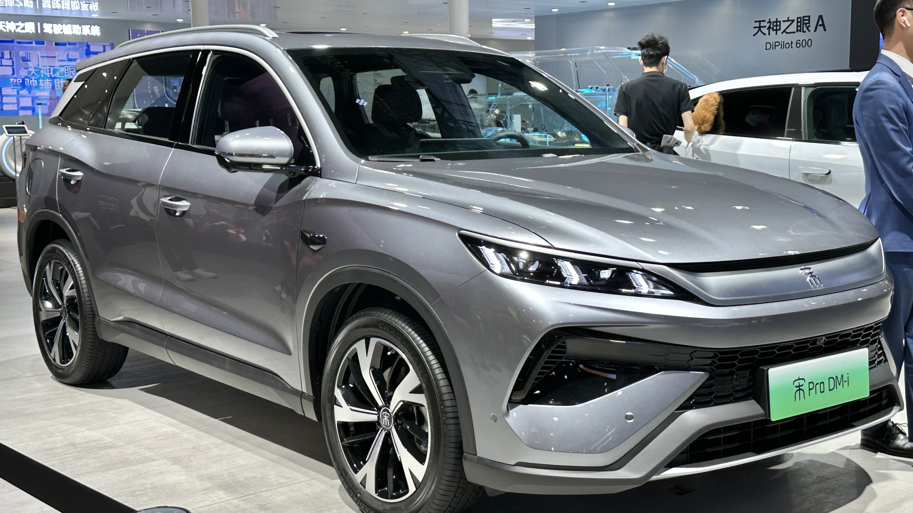 SUV BYD Song Pro DM-i cinza, mesma geração do modelo lançado no Brasil, exposto em estande da marca na China