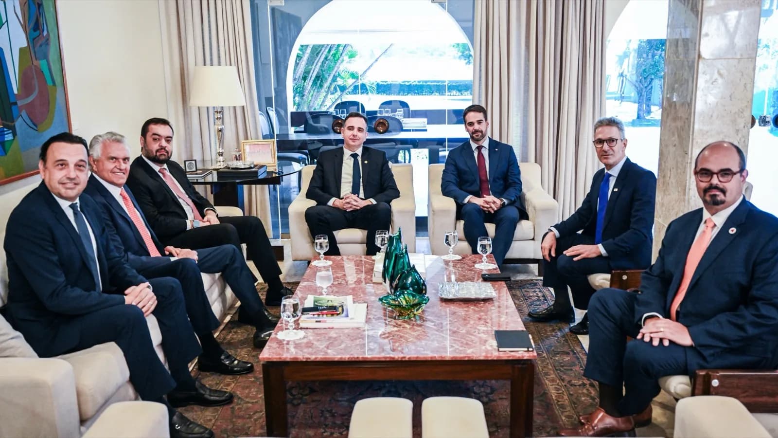Governadores reunidos com o presidente do Senado, Rodrigo Pacheco; Mateus Simões aparece à direita