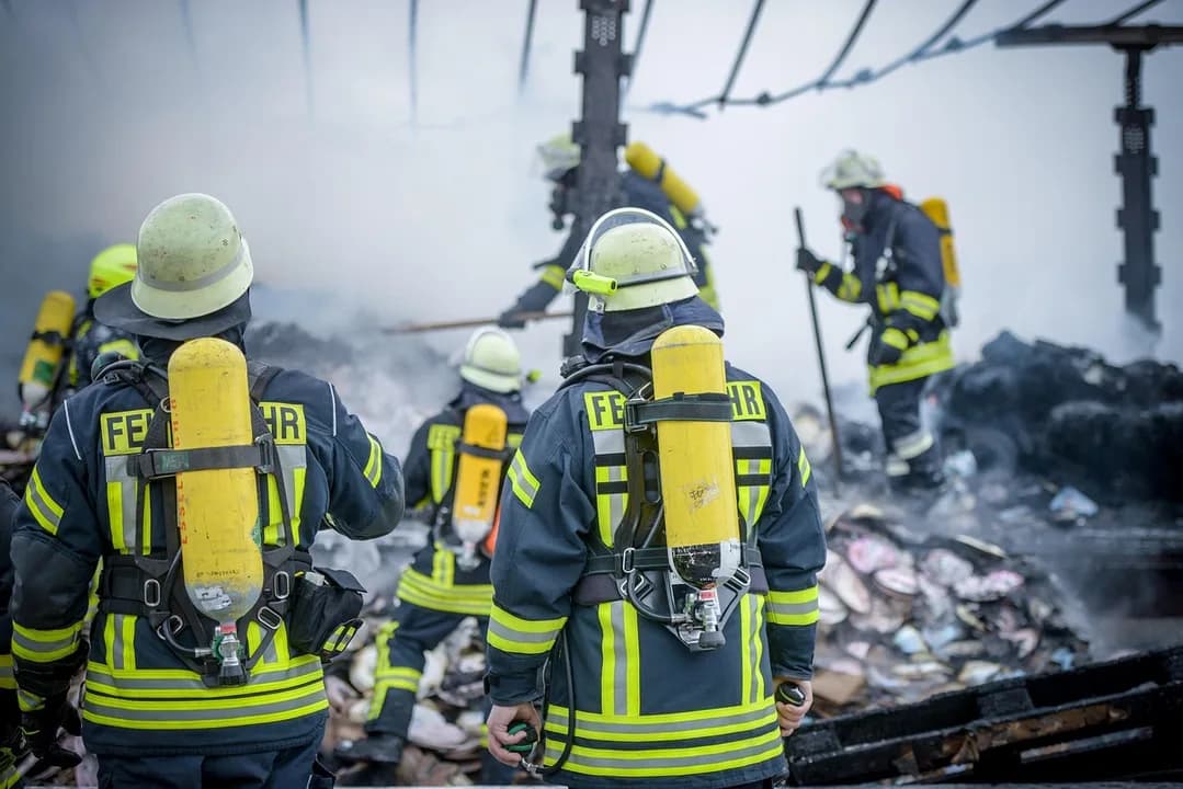 Imagem ilustrativa: fire, fire fighters, firefighter, equipment, hose, danger, fire fighting, smoke, fire, fire fighters, fire fighters, firefighter, firefighter, firefighter, fire