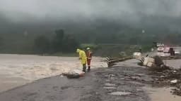 Agentes de resgate avaliam estrada danificada por enchente durante temporal no Rio Grande do Sul