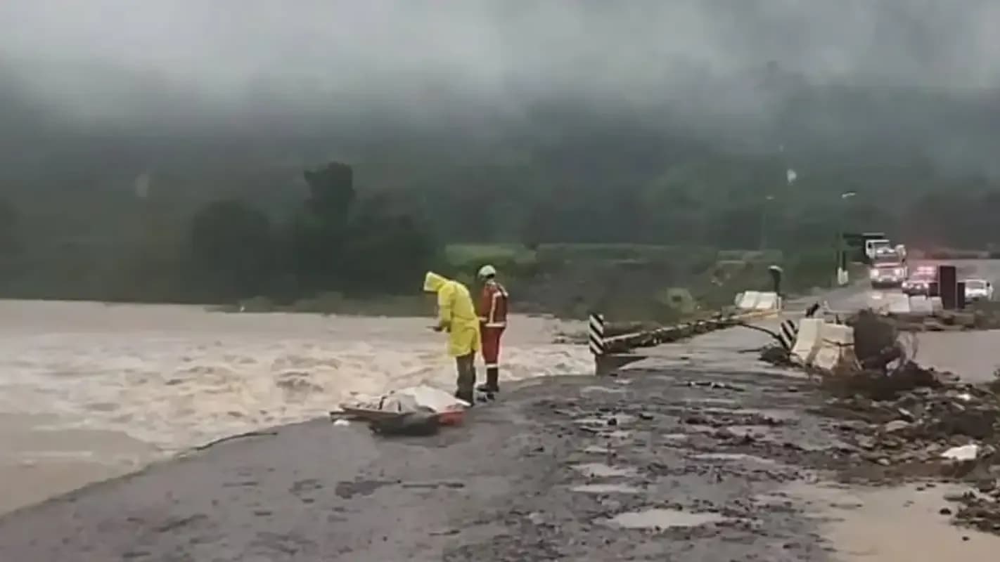 Agentes de resgate avaliam estrada danificada por enchente durante temporal no Rio Grande do Sul