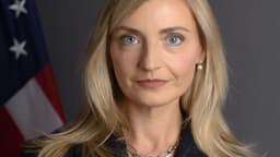 Retrato oficial de Sarah B. Rogers, subsecretária de Estado dos EUA para Diplomacia Pública