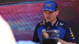 Max Verstappen concede entrevista durante evento da Red Bull (foto de arquivo, março de 2026)
