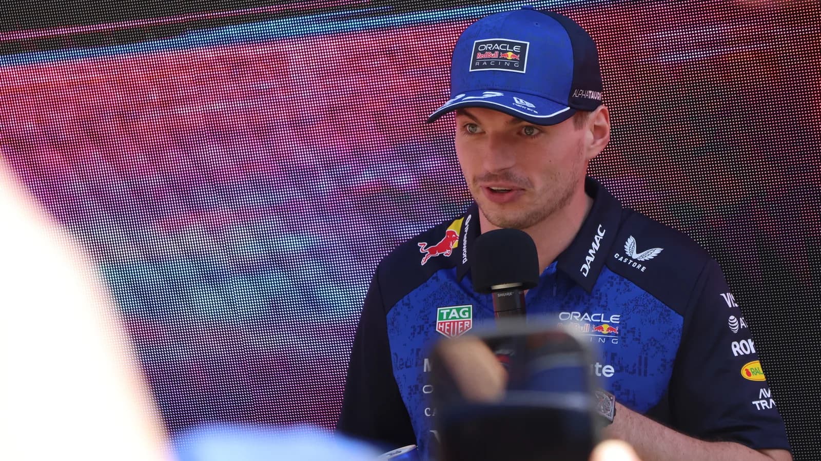 Max Verstappen concede entrevista durante evento da Red Bull (foto de arquivo, março de 2026)